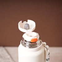 زجاجة مياة حرارية بتصميم مميز لون ابيض - 750 مل