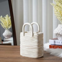 فازة بتصميم يشبه حقيبة اليد