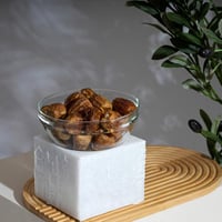 صحن تقديم زجاجي بقاعدة ريزن مزخرفة باللون الأبيض