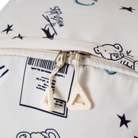 شنطة ظهر مدرسية بتصميم مميز لون ابيض