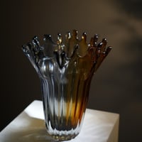 فازة ديكور زجاجية بتدرج رمادي عسلي وتصميم مموج