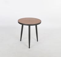 طاولة جانبيه أنيقة بتصميم مميز – لمسة راقية لون خش...