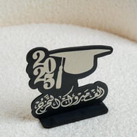 ستاند تخرج بتصميم مميز مع عبارة (الف مبروك التخرج)...