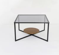 طاولة خدمه مربعة بسطح زجاجي وإطار معدني تصميم مودر...