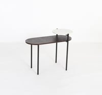 طاولة جانبية خشبية بتصميم فريد مع رف علوي معدني ذه...