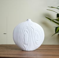 فازة رخام بتصميم عصري باللون الابيض مقاس 23 سم