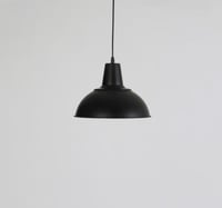 ثريا معلقة مودرن من المعدن بتصميم انيق لون اسود