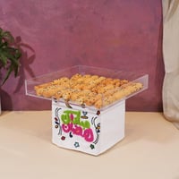 صينية تقديم بقاعدة بعبارة (رمضان مبارك) لون ابيض م...