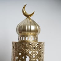 فانوس رمضان معدني ذهبي مزخرف على شكل مئذنة