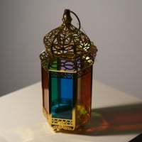 فانوس رمضاني تراثي مطلي باللون الذهبي اللامع