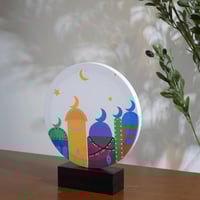 قطعة ديكور رمضانية دائرية بألوان زاهية وقاعدة خشبي...