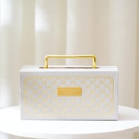 علبة هدايا بتصميم مميز باللون الابيض والذهبي مقاس...