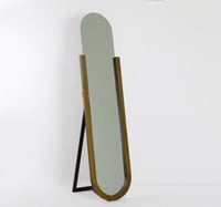 مرايا ستاند أنيقة بإطار خشب غامق – لمسة فخامة لديك...