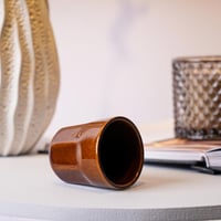 كوب سيراميك بتصميم عصري يضفي لمسة أناقة على ركن ال...