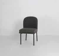 كرسي أنيق بتصميم مميز لون رمادي