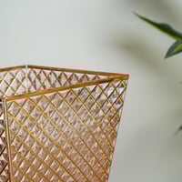سلة قمامة اكريلك باللون الذهبي مقاس 27x23 سم