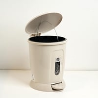 سلة قمامة بلاستيك باللون البيج مقاس 33x27x27 سم