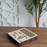 علبة خشبية مزينة بنقوش مفرغة وعبارة رمضان كريم– 25...