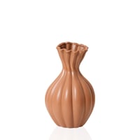 فازة فخار بتصميم فريد باللون البني