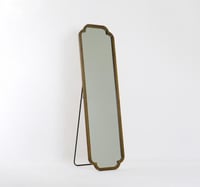 مرايا ستاند أنيقة بإطار خشب غامق – لمسة فخامة لديك...