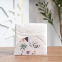 حامل مناديل أكريليك بلون أبيض 13*13 سم