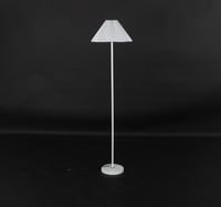 اباجورة ستاند بتصميم مميز باللون الأبيض