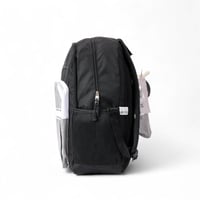 شنطة ظهر مدرسية من بوز مع مقلمة وجيوب متعددة بلون...