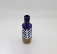 فازة بورسلين بتصميم مميز باللون الازرق الغامق والا...