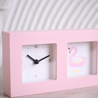 ساعة منبة بتصميم مميز لون وردي مقاس 22x14 سم