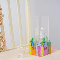 فناجين قهوة مع ستاند اكريليك بتصميم ملون