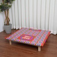 طاولة جلسات أرضية رمضانية بزخارف شعبية ملونة