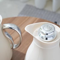 طقم ترامس لحفظ الشاي و القهوة بتصميم مميز لون ابيض...