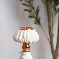 شمعدان ديكور باللون الأبيض مع لمسات ذهبية