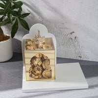 علبة لتقديم الحلوي باللون الذهبي على الطراز الإسلا...