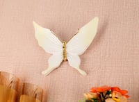 تحفة فنية شكل فراشة مزخرفة لون أبيض وذهبي