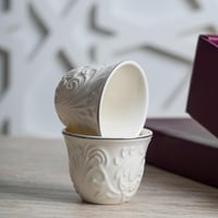 طقم فناجين قهوة عربي بورسلان أبيض مزخرف