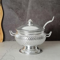 بادية ألومنيوم كبيرة بغطاء وملعقة ذات نقوشات مميزة...