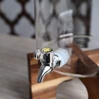 موزع المشروبات الزجاجي الفاخر بقاعدة خشبية أنيقة