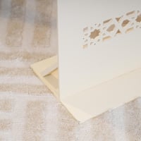 ستاند ديكوري مع مبخرة بتصميم مميز بعبارة (حياكم ال...