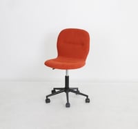 كرسي أنيق ومريح بتصميم عصري لون برتقالي