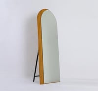 مرايا ستاند بإطار أنيق – لمسة فاخرة لأناقة يومك لو...