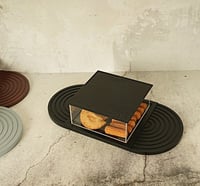 علبة اكريلك لتقديم الكعك بغطاء مزين بعبارة رمضان م...