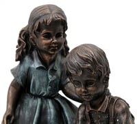 نافورة مياه من طبقة واحدة مزينة بأطفال و مظهر طبيع...