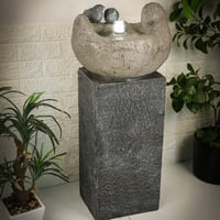 نافورة مياه مضيئة بقاعدة علي شكل رخامي و مزينة بعص...