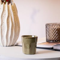 كوب سيراميك بتصميم عصري يضفي لمسة أناقة على ركن ال...