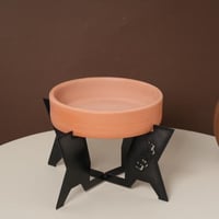 صحن تقديم فخار بقاعدة معدن بعبارة (نورتونا) لون اس...