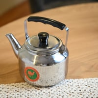 ابريق شاي بتصميم عصري لون فضي سعة 1 لتر