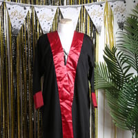 روب حفلات التخرج لون أسود و احمر