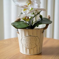 فازة معدن بتصميم مميز باللون الابيض مقاس 35 سم