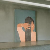 لوحة جدارية فنية بتصميم مميز علي شكل فتاة بالوان م...